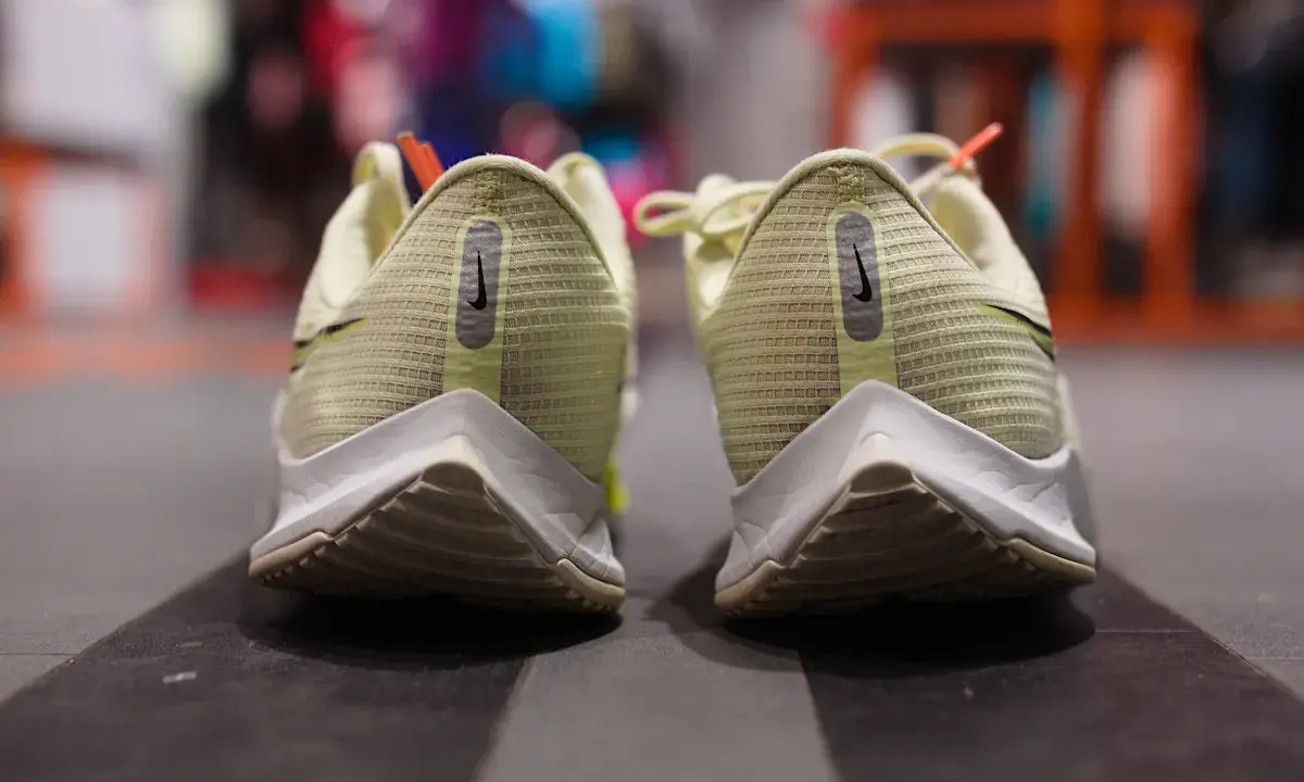 Para biegowych butów Nike, z widocznym ścieraniem butów po zewnętrznej stronie, gotowych na kolejne wyzwania.
