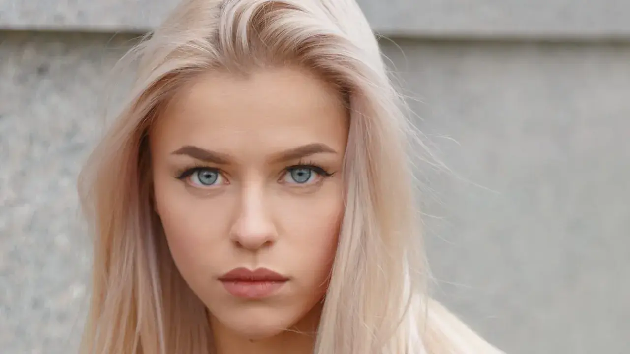 Blondynka o niebieskich oczach, idealne kolory dla niej podkreślają jej urodę.