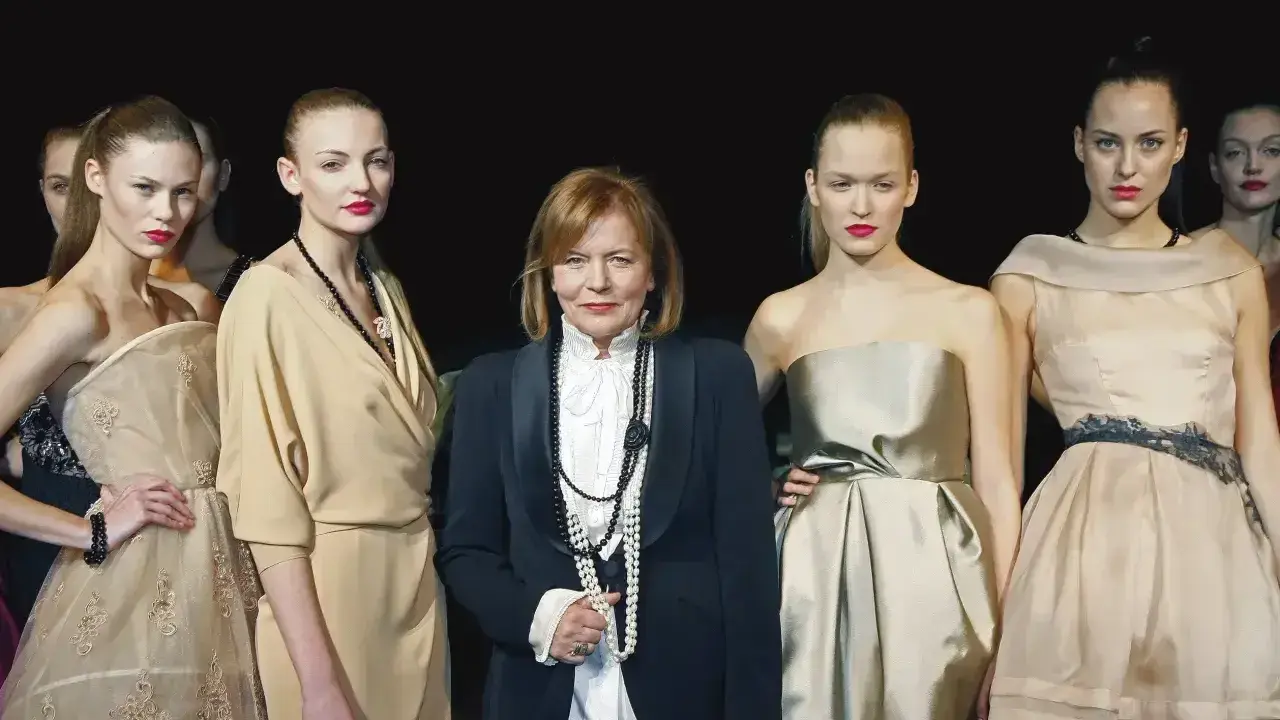 Ikona polscy projektanci mody damskiej, pani w czerni, prezentuje swoje kreacje na modelkach.