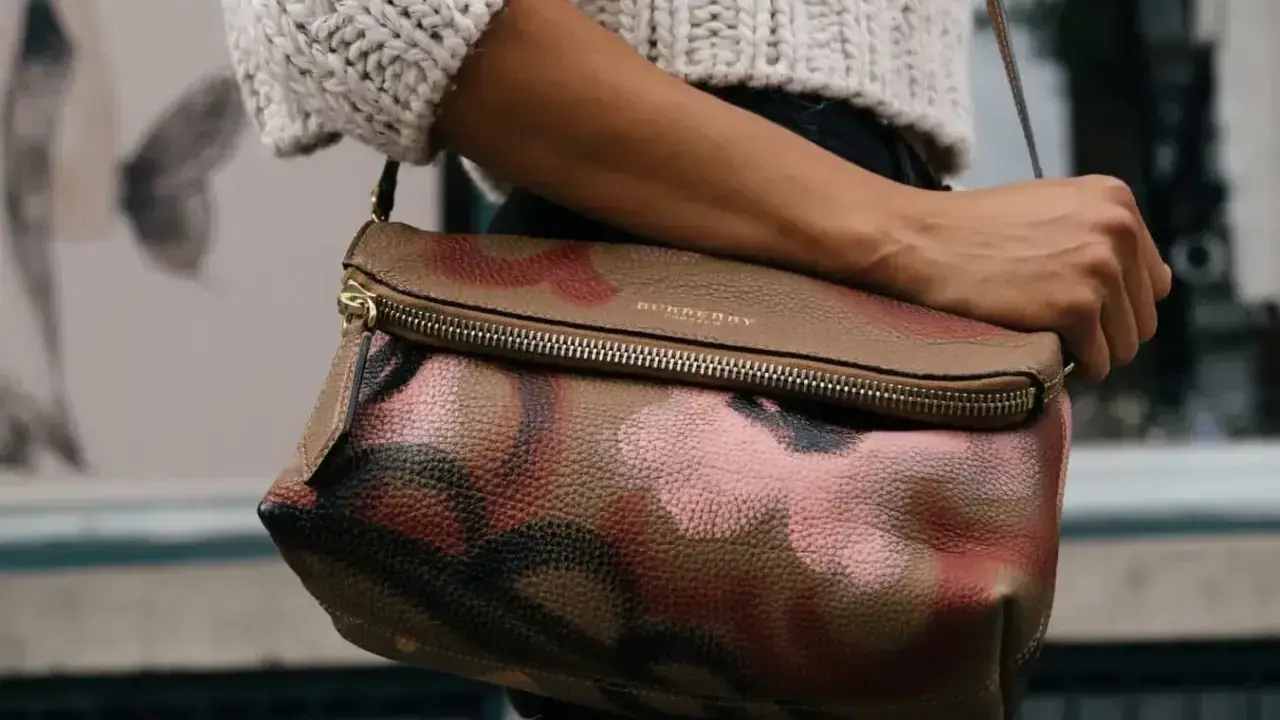Skórzana torebka Burberry z charakterystycznym wzorem, przykład luksusowych angielskich marek odzieżowych.