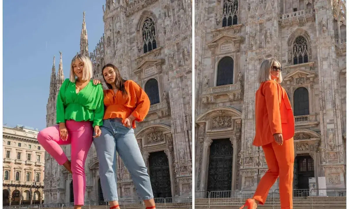 Dwie kobiety w kolorowych stylizacjach przed katedrą. Inspiracja, jak łączyć kolory ubrań: zieleń z różem, pomarańcz z błękitem i pomarańczowy garnitur.