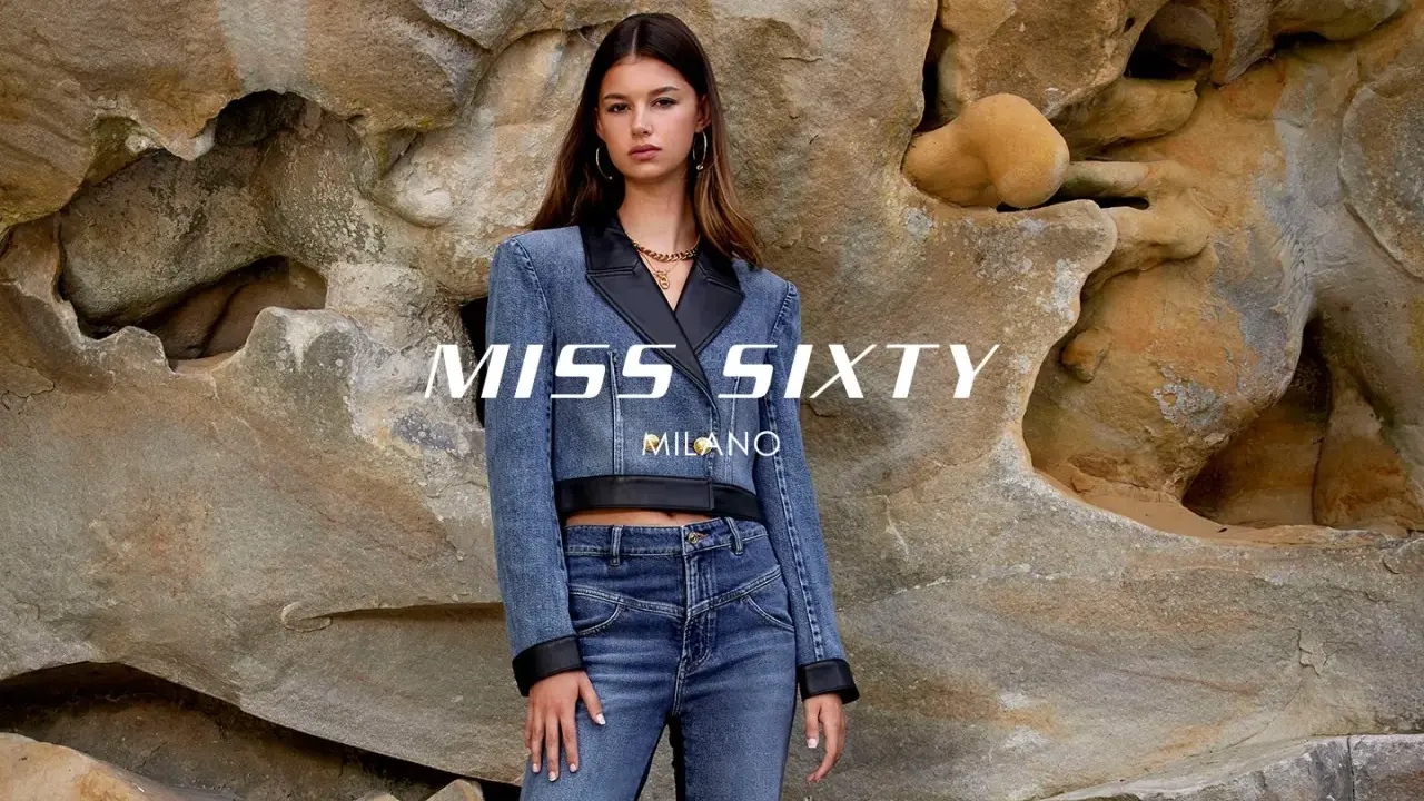 Młoda kobieta w dżinsowej kurtce i spodniach marki Miss Sixty. Miss Sixty co to za firma? To włoska marka odzieżowa znana z modnych jeansów.