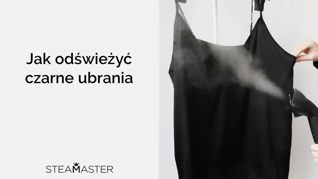 Jak odświeżyć czarne ubrania parownicą? Dymiąca czarna sukienka na wieszaku, ręka trzymająca parownicę.