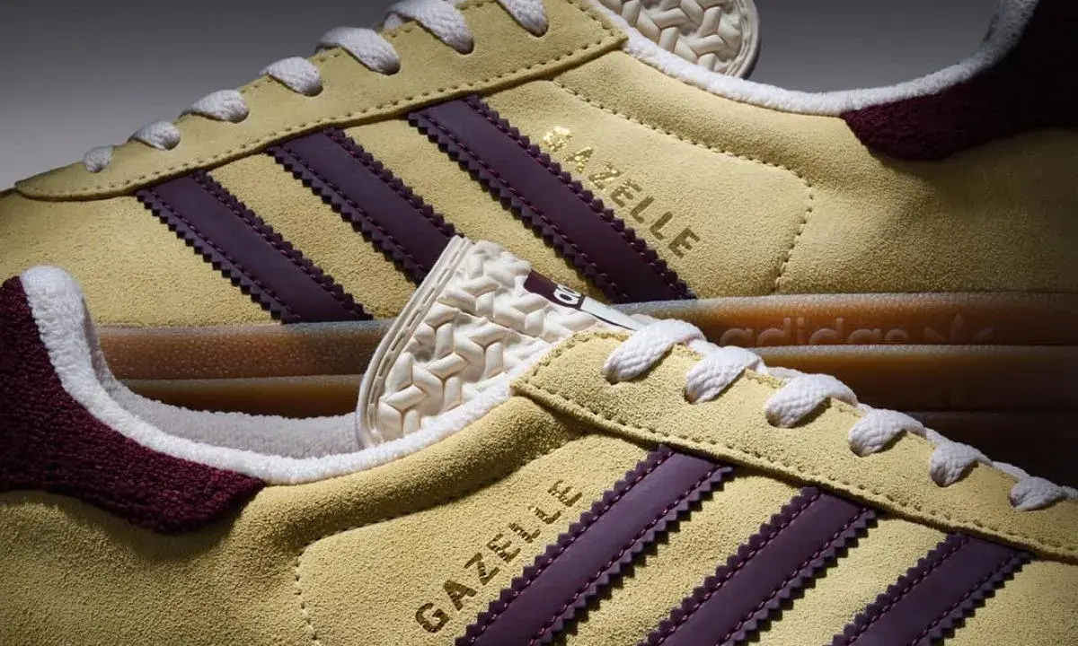 Żółte **modele butów adidas z lat 90.** Gazelle z bordowymi paskami i białymi sznurówkami.