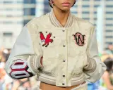 Kurtka bomberka w kolorze off-white od Virgil Abloh z haftowanym orłem i monogramem.