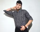 Młody mężczyzna w koszuli z wzorem, która może być od Antony Morato. Co to za marka? Stylowy dodatek.