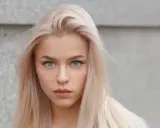 Blondynka o niebieskich oczach, idealne kolory dla niej podkreślają jej urodę.