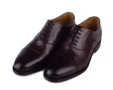 Eleganckie, brązowe buty angielskie marki, wykonane ze skóry, z klasycznym sznurowaniem i ozdobnym przeszyciem na nosku.