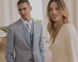 Elegancki mężczyzna w jasnym garniturze i kobieta w kremowej sukience. Inspiracja, jak się ubrać na komunię.