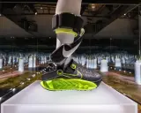 Czarny but Nike z neonowo-zieloną podeszwą i futurystycznym zapięciem. To jedne z najdziwniejszych butów Nike, jakie widziałem.