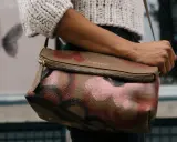 Skórzana torebka Burberry z charakterystycznym wzorem, przykład luksusowych angielskich marek odzieżowych.