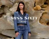 Młoda kobieta w dżinsowej kurtce i spodniach marki Miss Sixty. Miss Sixty co to za firma? To włoska marka odzieżowa znana z modnych jeansów.