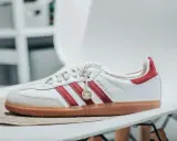 Białe buty adidas Samba z czerwonymi paskami i złotym logo. Sprawdź adidas samba rozmiarówka, by wybrać idealną parę.