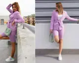 Jasny fiolet świetnie komponuje się z miętową torebką i pastelowymi sneakersami. Stylizacja na co dzień.