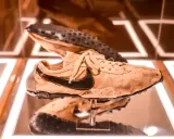 Pierwsze buty Nike, lekko zniszczone, z charakterystycznym czarnym logo.