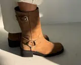Brązowe zamszowe botki z klamrą, idealne do czyszczenia zamszu octem.