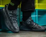 Szare Yeezy z czarnymi sznurówkami, idealne do nauki, jak wiązać yeezy. Stylowe i wygodne.