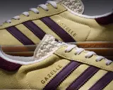 Żółte **modele butów adidas z lat 90.** Gazelle z bordowymi paskami i białymi sznurówkami.
