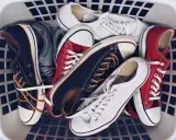 Kosz z butami Converse: czarne, białe i czerwone. Idealne do prania w pralce, by znów były jak nowe.