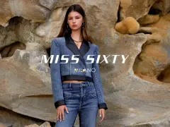 Młoda kobieta w dżinsowej kurtce i spodniach marki Miss Sixty. Miss Sixty co to za firma? To włoska marka odzieżowa znana z modnych jeansów.
