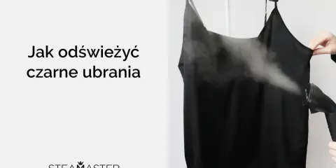 Jak odświeżyć czarne ubrania parownicą? Dymiąca czarna sukienka na wieszaku, ręka trzymająca parownicę.