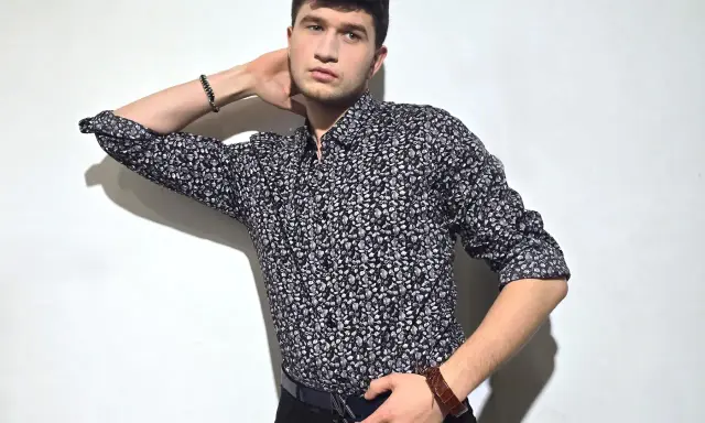 Młody mężczyzna w koszuli z wzorem, która może być od Antony Morato. Co to za marka? Stylowy dodatek.