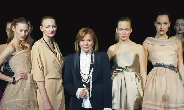 Ikona polscy projektanci mody damskiej, pani w czerni, prezentuje swoje kreacje na modelkach.