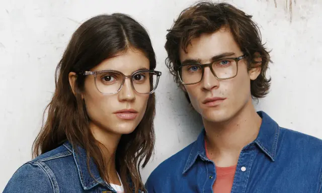 Para młodych w okularach, w dżinsowych ubraniach. Pepe Jeans - co to za firma? To marka z charakterem.