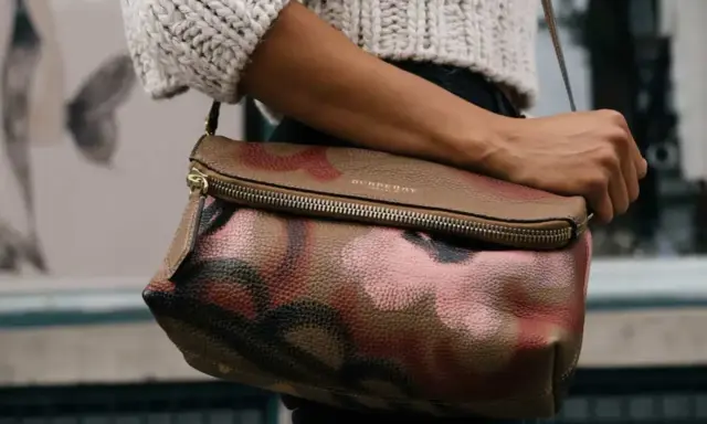 Skórzana torebka Burberry z charakterystycznym wzorem, przykład luksusowych angielskich marek odzieżowych.
