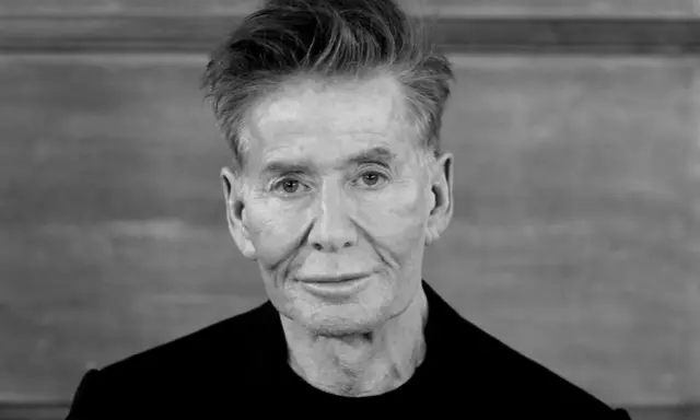 Portret Calvin Klein, projektanta znanego z minimalistycznego stylu.