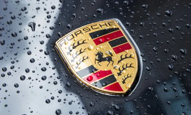 Złote logo Lamborghini z bykiem na czerwonym tle. Jedno z najbardziej znanych marek sportowych logo.