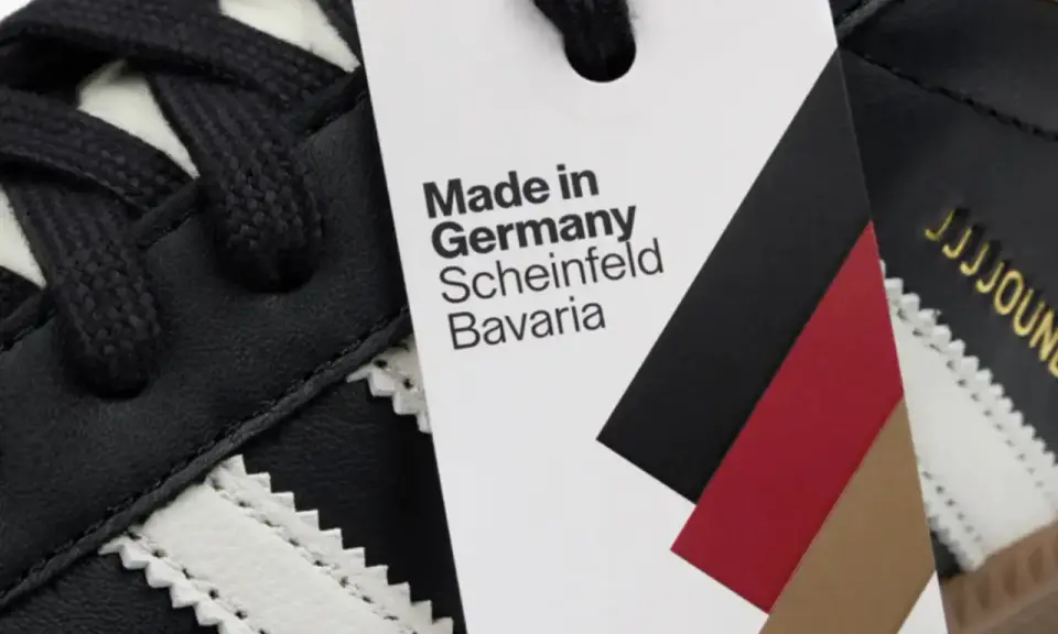 Metka na czarnym bucie adidas informuje: Made in Germany, Scheinfeld, Bavaria.