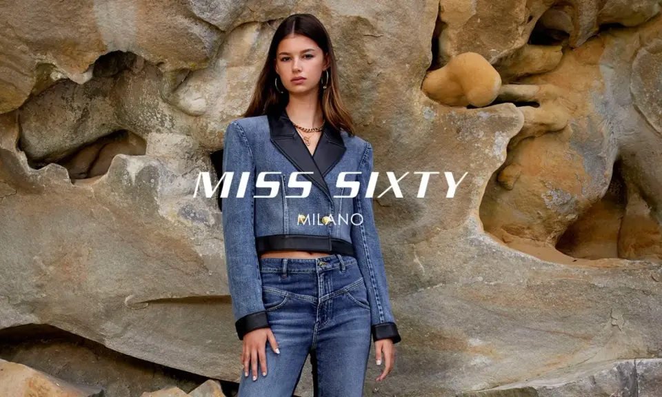 Młoda kobieta w dżinsowej kurtce i spodniach marki Miss Sixty. Miss Sixty co to za firma? To włoska marka odzieżowa znana z modnych jeansów.