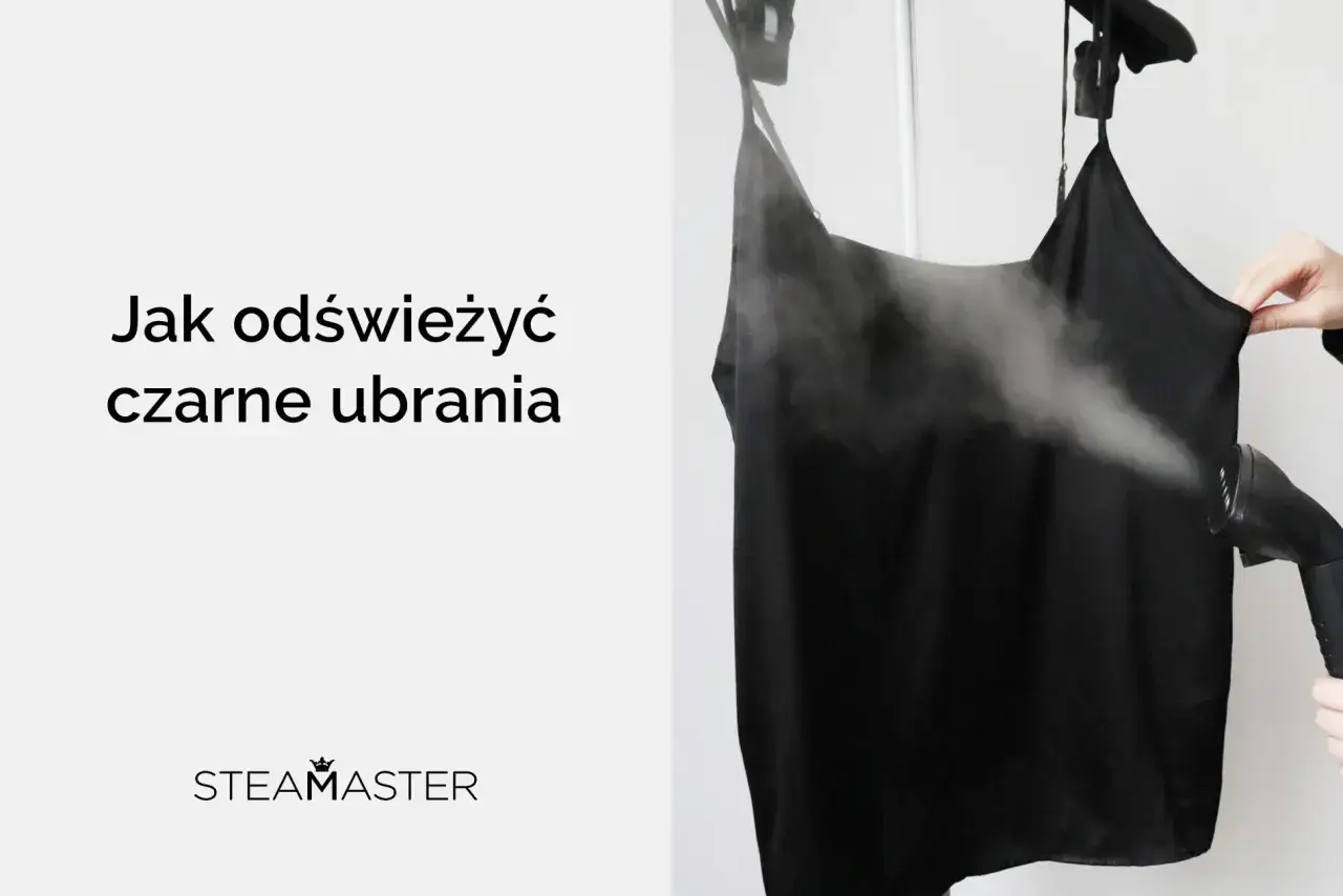 Jak odświeżyć czarne ubrania parownicą? Dymiąca czarna sukienka na wieszaku, ręka trzymająca parownicę.