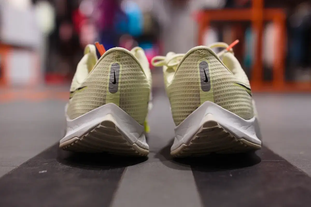 Para biegowych butów Nike, z widocznym ścieraniem butów po zewnętrznej stronie.