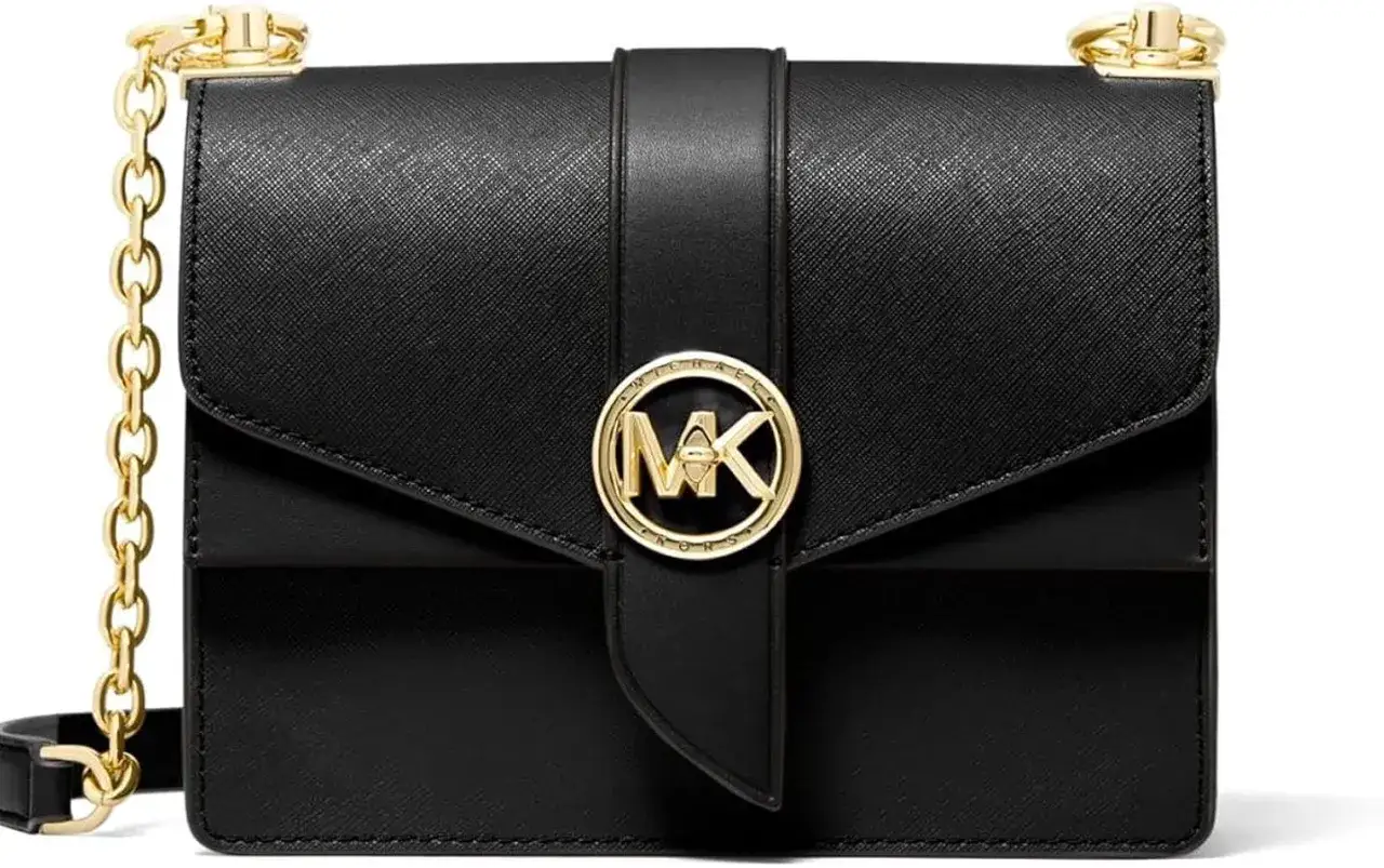 Elegancka czarna torebka Michael Kors z złotym logo MK i łańcuszkiem. Michael Kors to marka znana z luksusowych akcesoriów.