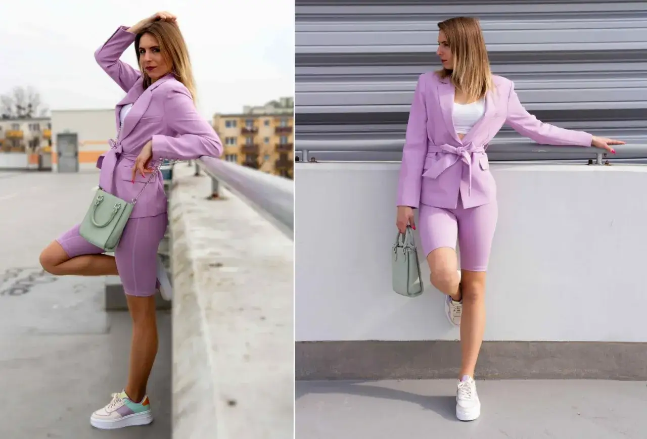Jasny fiolet świetnie komponuje się z miętową torebką i pastelowymi sneakersami. Stylizacja na co dzień.