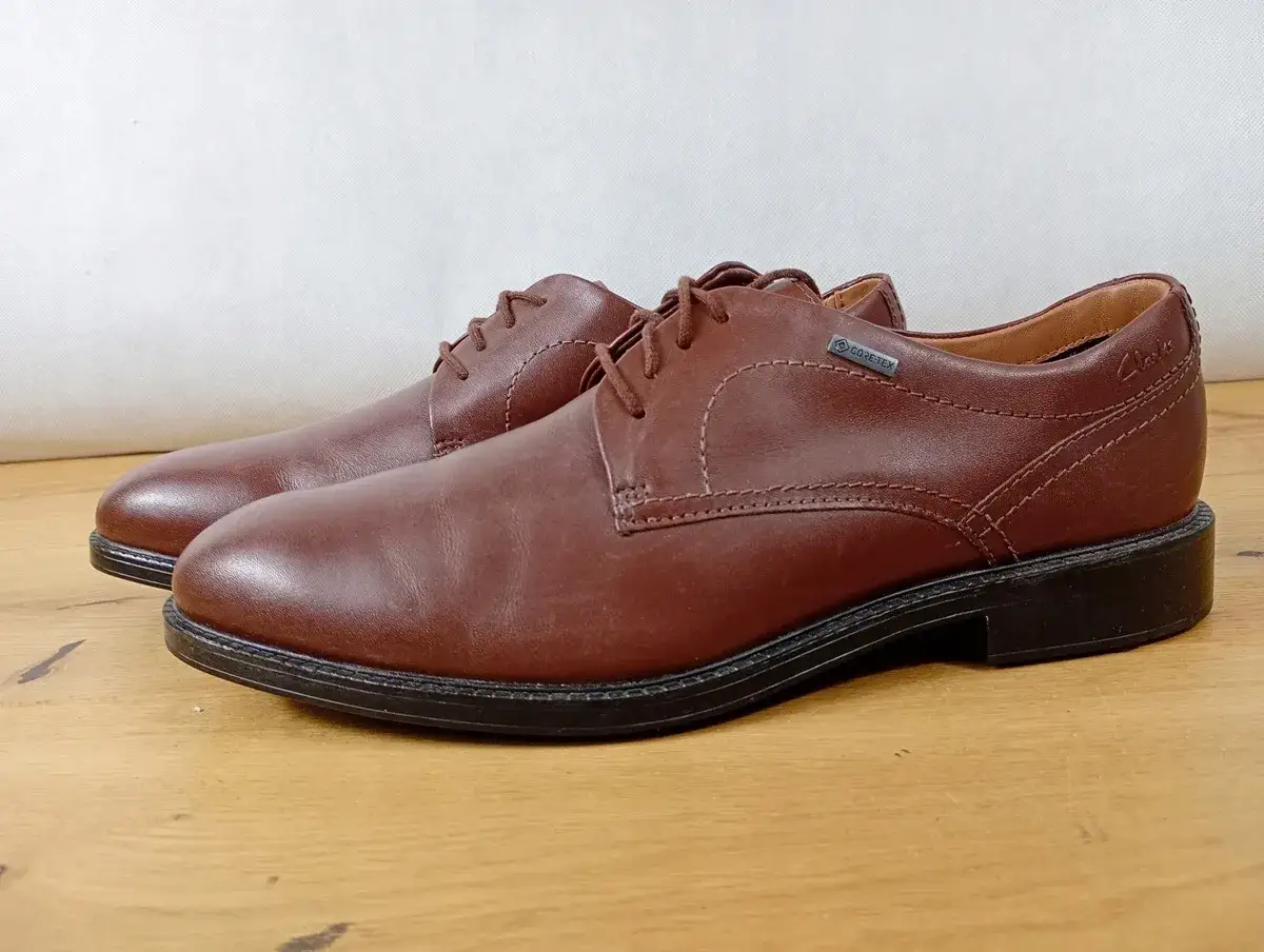 Brązowe, skórzane półbuty męskie Clarks z membraną Gore-Tex. Klasyka i komfort, czyli clarks co to za firma.