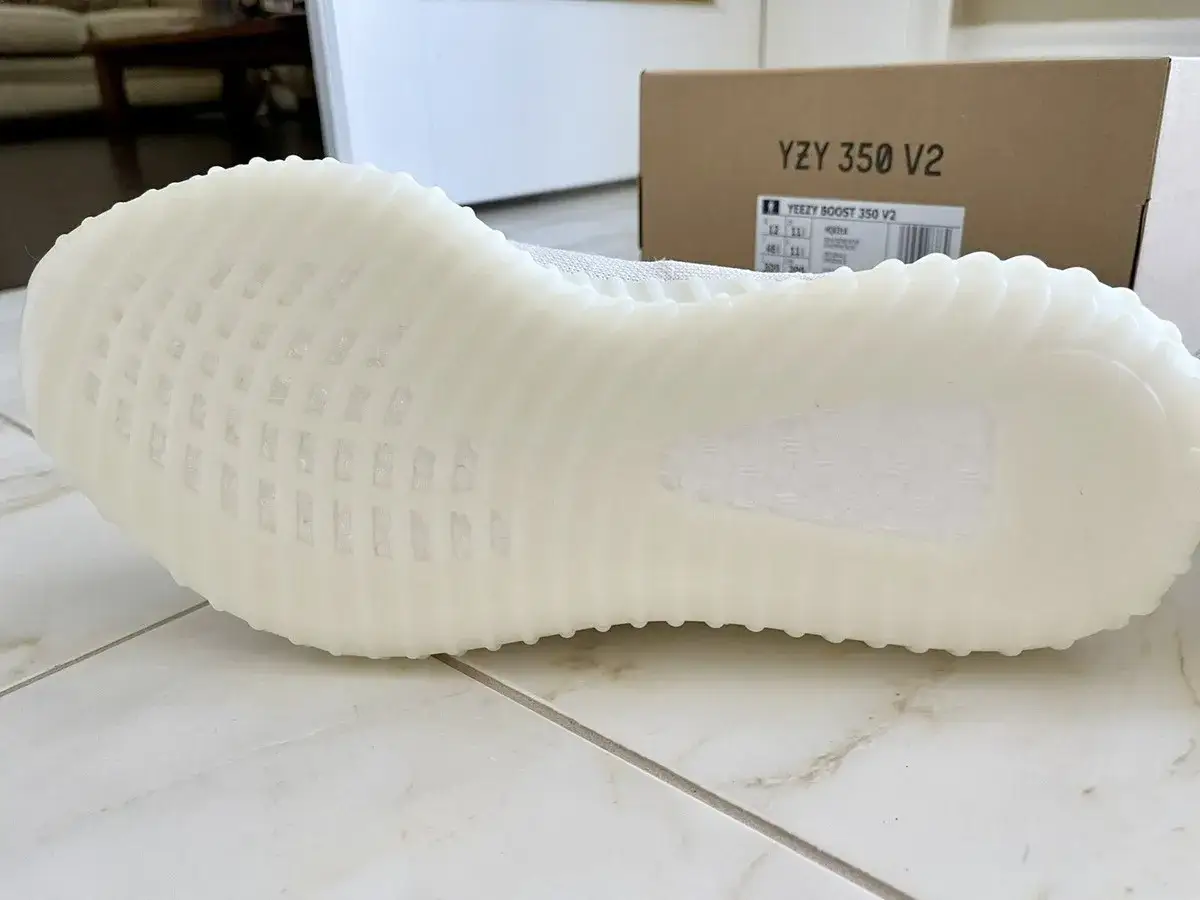 Biała, karbowana podeszwa butów Yeezy 350 V2 z charakterystycznym wzorem Boost.