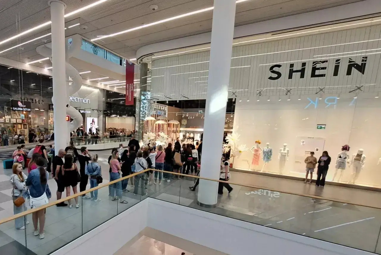 Klienci w kolejce do sklepu marki fast fashion SHEIN w centrum handlowym.