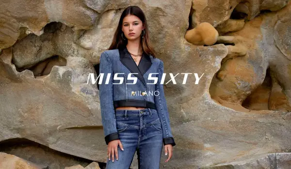 Młoda kobieta w dżinsowej kurtce i spodniach marki Miss Sixty. Miss Sixty co to za firma? To włoska marka odzieżowa znana z modnych jeansów.