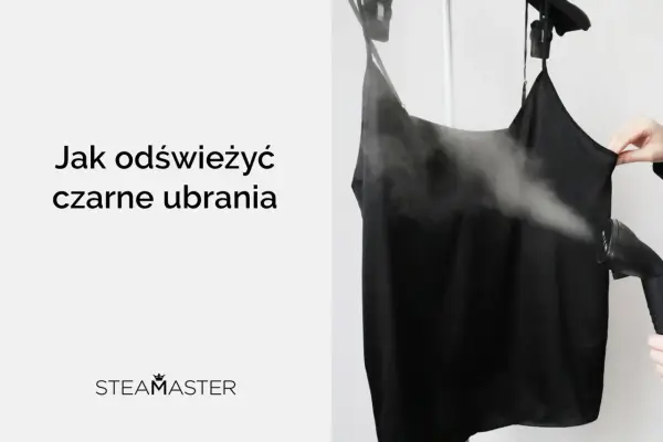 Jak odświeżyć czarne ubrania parownicą? Dymiąca czarna sukienka na wieszaku, ręka trzymająca parownicę.