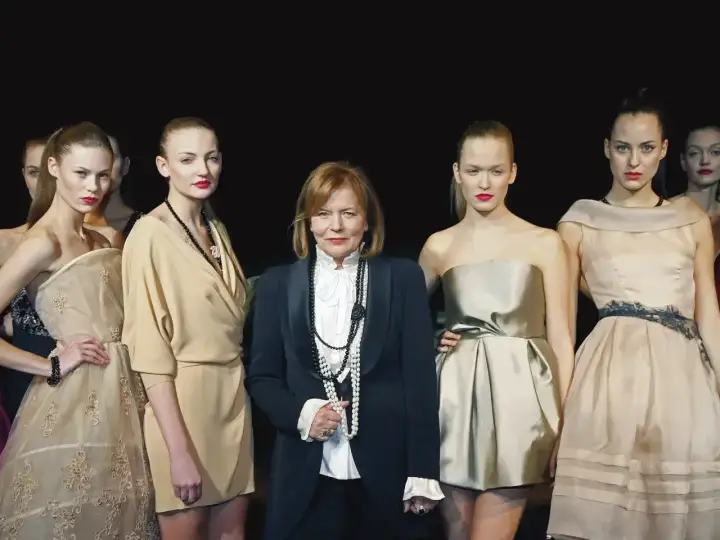 Ikona polscy projektanci mody damskiej, pani w czerni, prezentuje swoje kreacje na modelkach.