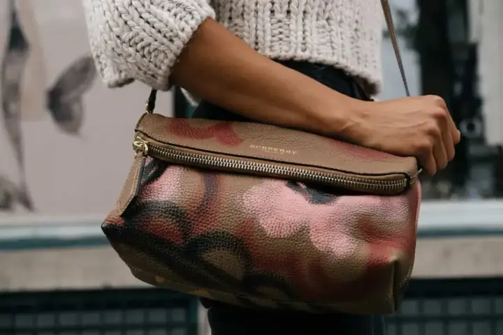 Skórzana torebka Burberry z charakterystycznym wzorem, przykład luksusowych angielskich marek odzieżowych.